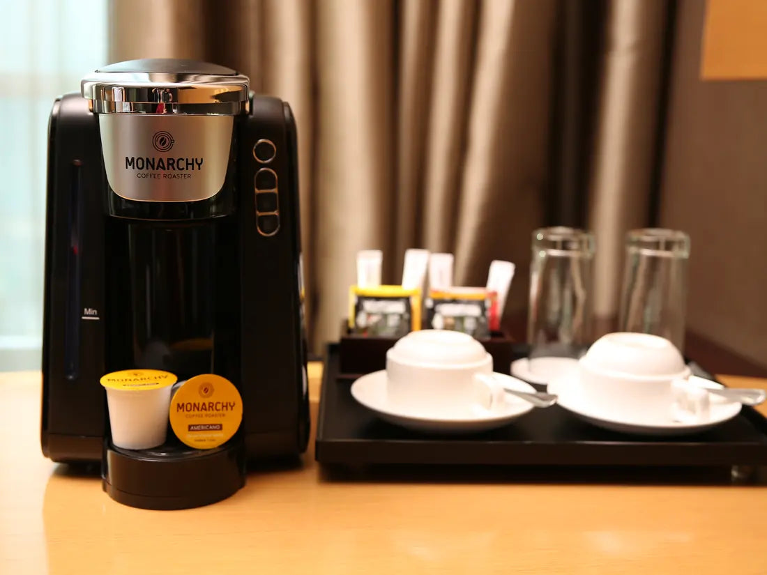 Set kopi Monarchy lengkap dengan cangkir dan gula di kamar hotel