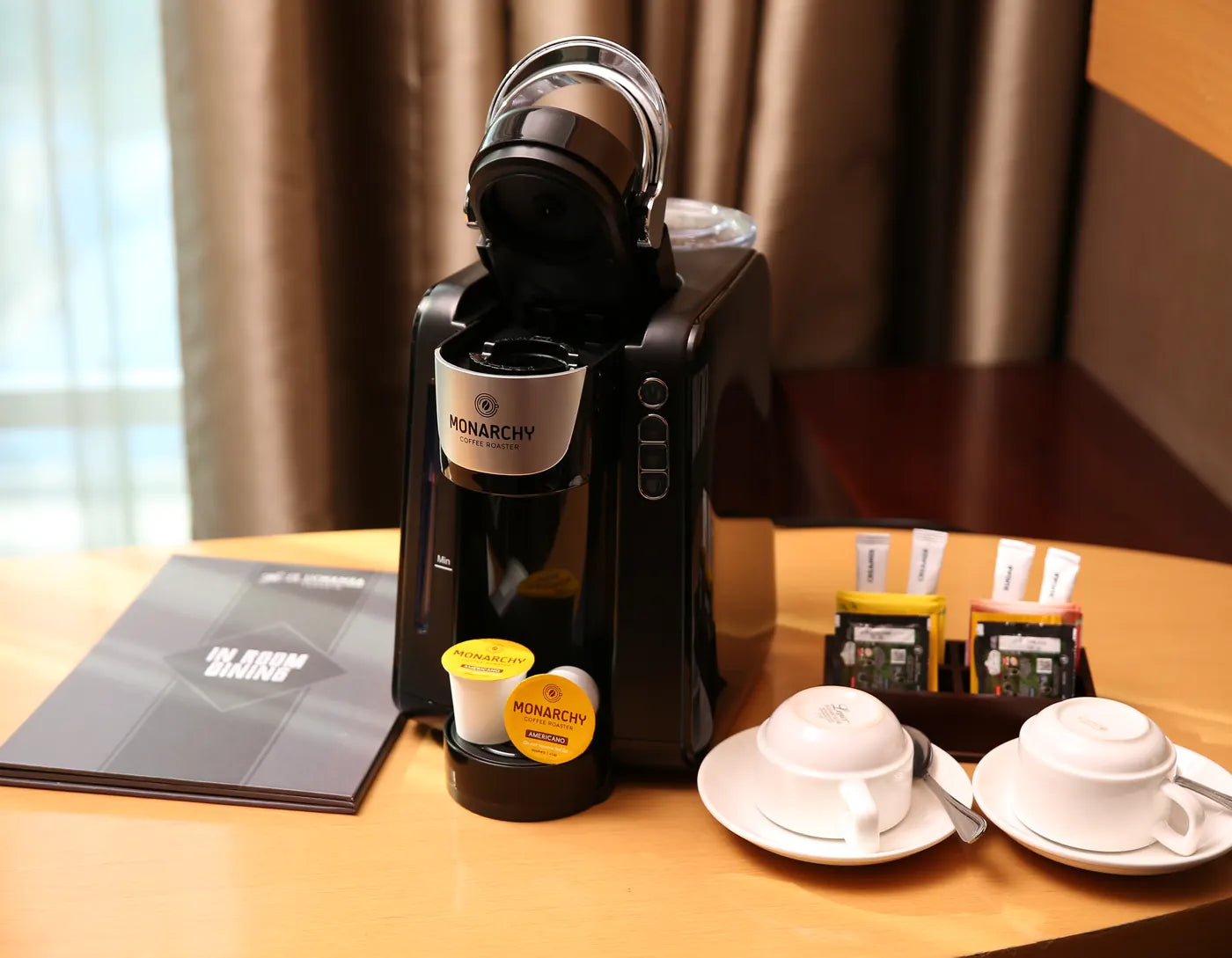 Mesin kopi kapsul dan set kopi Monarchy di kamar hotel