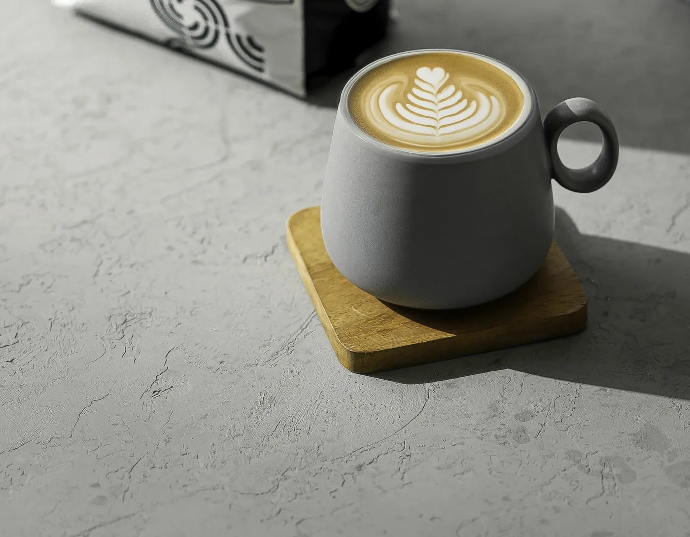 Latte art di cangkir untuk kafe dan restoran