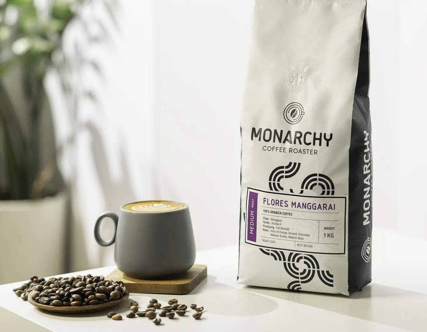 Kemasan kopi putih Monarchy dengan pola swirl, contoh dasar untuk white label