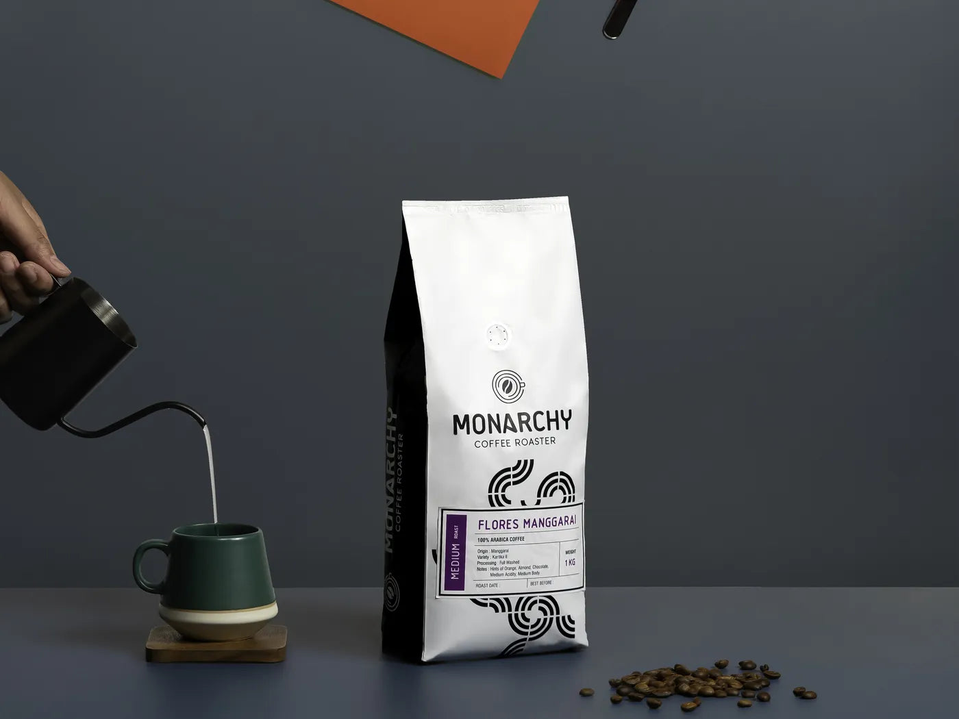Kemasan kopi putih Monarchy dengan pola swirl, contoh dasar untuk white label